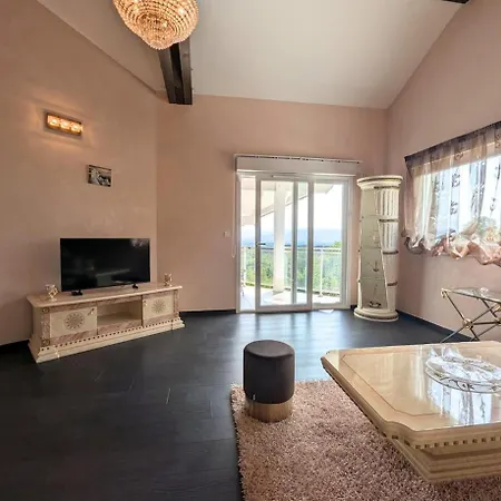 Villa Luxurious With Pool