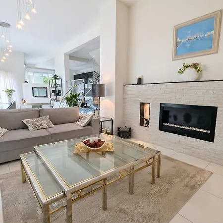 Villa Luxurious With Pool Echenevex
