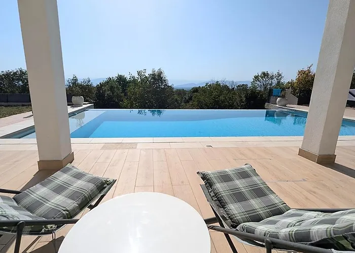 Luxurious With Pool *