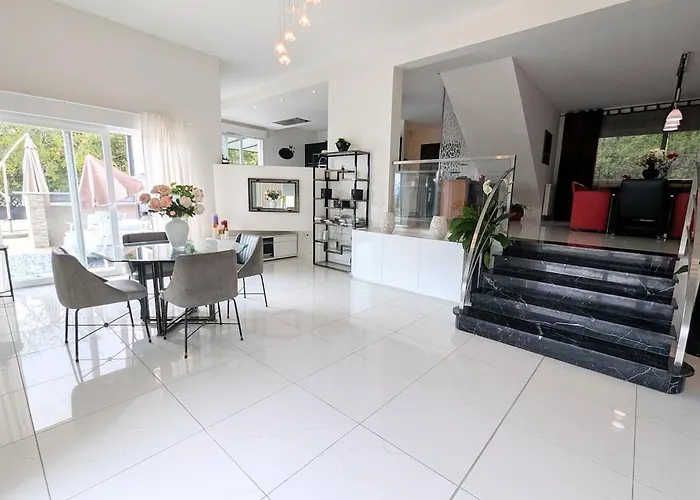 Luxurious With Pool Villa *